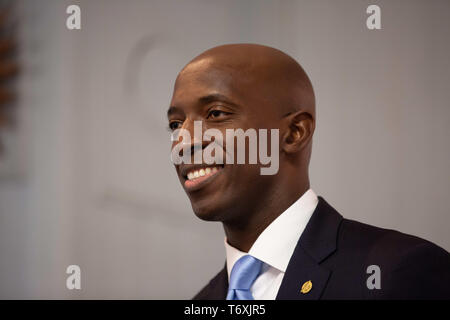 Raymond, NH, USA. Zum 2. Mai, 2019. Präsidentschaftskandidat Wayne Messam met mit Raymond Demokraten im Tucker Lodge #99 in Raymond, NH am 02.Mai 2019. Credit: Allison Abendessen/ZUMA Draht/Alamy leben Nachrichten Stockfoto