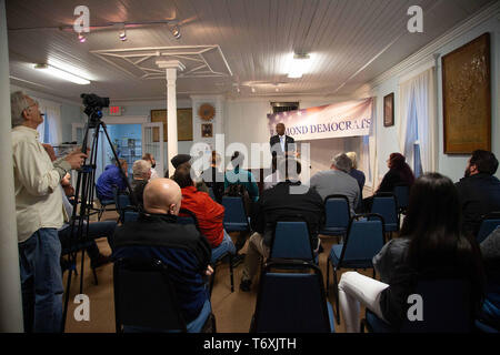 Raymond, NH, USA. Zum 2. Mai, 2019. Präsidentschaftskandidat Wayne Messam met mit Raymond Demokraten im Tucker Lodge #99 in Raymond, NH am 02.Mai 2019. Credit: Allison Abendessen/ZUMA Draht/Alamy leben Nachrichten Stockfoto