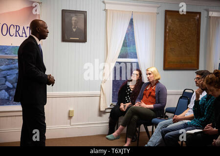 Raymond, NH, USA. Zum 2. Mai, 2019. Präsidentschaftskandidat Wayne Messam met mit Raymond Demokraten im Tucker Lodge #99 in Raymond, NH am 02.Mai 2019. Credit: Allison Abendessen/ZUMA Draht/Alamy leben Nachrichten Stockfoto