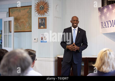 Raymond, NH, USA. Zum 2. Mai, 2019. Präsidentschaftskandidat Wayne Messam met mit Raymond Demokraten im Tucker Lodge #99 in Raymond, NH am 02.Mai 2019. Credit: Allison Abendessen/ZUMA Draht/Alamy leben Nachrichten Stockfoto