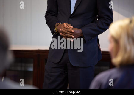 Raymond, NH, USA. Zum 2. Mai, 2019. Präsidentschaftskandidat Wayne Messam met mit Raymond Demokraten im Tucker Lodge #99 in Raymond, NH am 02.Mai 2019. Credit: Allison Abendessen/ZUMA Draht/Alamy leben Nachrichten Stockfoto