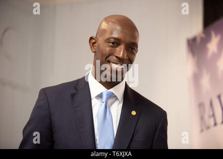 Raymond, NH, USA. Zum 2. Mai, 2019. Präsidentschaftskandidat Wayne Messam met mit Raymond Demokraten im Tucker Lodge #99 in Raymond, NH am 02.Mai 2019. Credit: Allison Abendessen/ZUMA Draht/Alamy leben Nachrichten Stockfoto