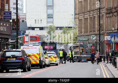 Manchester, Großbritannien. 3. Mai, 2019. Die Polizei von Piccadilly Gardens nach der Reaktion auf Berichte über ein verdächtiges Paket in der Gegend, die erachtet worden ist als nicht-lebensfähigen Gerät abgesperrt. Bombenentschärfung Offiziere sind an der Szene. Piccadilly, Manchester, UK, 3. Mai, 2019 Quelle: Barbara Koch/Alamy leben Nachrichten Stockfoto