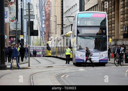 Manchester, Großbritannien. 3. Mai, 2019. Die Polizei von Piccadilly Gardens nach der Reaktion auf Berichte über ein verdächtiges Paket in der Gegend, die erachtet worden ist als nicht-lebensfähigen Gerät abgesperrt. Bombenentschärfung Offiziere sind an der Szene. Piccadilly, Manchester, UK, 3. Mai, 2019 Quelle: Barbara Koch/Alamy leben Nachrichten Stockfoto