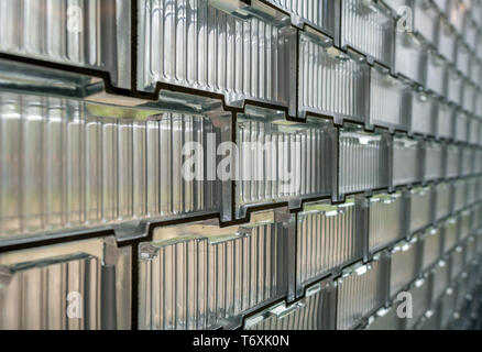 02. Mai 2019, Brandenburg, Bernau: eine Wand mit Glas Bausteine im Gebäudekomplex der Bundesschule des Allgemeinen Deutschen Gewerkschaftsbundes (ADGB). Das Bauhaus ist ein UNESCO-Weltkulturerbe seit dem Sommer 2017. Foto: Patrick Pleul/dpa-Zentralbild/ZB Stockfoto