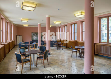 02. Mai 2019, Brandenburg, Bernau: ein Zimmer im Gebäudekomplex der Bundesschule des Allgemeinen Deutschen Gewerkschaftsbundes (ADGB). Das Bauhaus ist ein UNESCO-Weltkulturerbe seit dem Sommer 2017. Foto: Patrick Pleul/dpa-Zentralbild/ZB Stockfoto