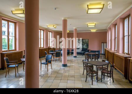 02. Mai 2019, Brandenburg, Bernau: ein Zimmer im Gebäudekomplex der Bundesschule des Allgemeinen Deutschen Gewerkschaftsbundes (ADGB). Das Bauhaus ist ein UNESCO-Weltkulturerbe seit dem Sommer 2017. Foto: Patrick Pleul/dpa-Zentralbild/ZB Stockfoto