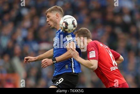 Bielefeld, Deutschland. 03 Mai, 2019. 2. Fussball Bundesliga, Arminia Bielefeld - SC Paderborn 07 32. Spieltag in der Schüco Arena. Der Bielefelder Fabian Klos (l) vermisst die Überschrift gegen Sebastian Schonlau (r) aus Paderborn. Credit: Friso Gentsch/dpa - WICHTIGER HINWEIS: In Übereinstimmung mit den Anforderungen der DFL Deutsche Fußball Liga oder der DFB Deutscher Fußball-Bund ist es untersagt, zu verwenden oder verwendet Fotos im Stadion und/oder das Spiel in Form von Bildern und/oder Videos - wie Foto Sequenzen getroffen haben./dpa/Alamy leben Nachrichten Stockfoto