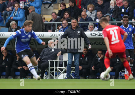 Bielefeld, Deutschland. 03 Mai, 2019. 2. Fussball Bundesliga, Arminia Bielefeld - SC Paderborn 07 32. Spieltag in der Schüco Arena. Der Bielefelder Trainer Uwe Neuhaus (M) steht an der Seite und beobachtet zwei Spieler. Credit: Friso Gentsch/dpa - WICHTIGER HINWEIS: In Übereinstimmung mit den Anforderungen der DFL Deutsche Fußball Liga oder der DFB Deutscher Fußball-Bund ist es untersagt, zu verwenden oder verwendet Fotos im Stadion und/oder das Spiel in Form von Bildern und/oder Videos - wie Foto Sequenzen getroffen haben./dpa/Alamy leben Nachrichten Stockfoto