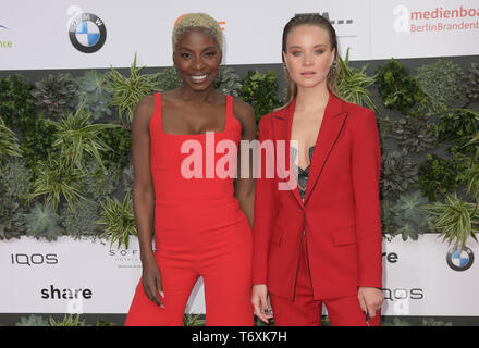 Berlin, Deutschland. 03 Mai, 2019. Tänzerin Nikeata Thompson (l) und Schauspielerin Sonja Gerhardt den 69. Deutschen Filmpreis "Lola" teilnehmen. Quelle: Jörg Carstensen/dpa/Alamy leben Nachrichten Stockfoto