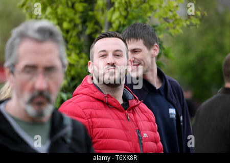 Middleton, Greater Manchester, UK. 3. Mai 2019. James Goddard von gelbe Weste UK Bewegung ziehen eine Teilfläche an einer Presse Fotograf. Middleton, Greater Manchester, UK. ,. (C) Barbara Cook/Alamy Live News Credit: Barbara Koch/Alamy leben Nachrichten Stockfoto