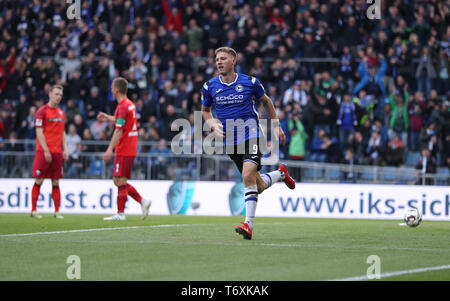 Bielefeld, Deutschland. 03 Mai, 2019. 2. Fussball Bundesliga, Arminia Bielefeld - SC Paderborn 07 32. Spieltag in der Schüco Arena. Bielefeld Torschütze Fabian Klos feiert sein Ziel zu 1-0. Credit: Friso Gentsch/dpa - WICHTIGER HINWEIS: In Übereinstimmung mit den Anforderungen der DFL Deutsche Fußball Liga oder der DFB Deutscher Fußball-Bund ist es untersagt, zu verwenden oder verwendet Fotos im Stadion und/oder das Spiel in Form von Bildern und/oder Videos - wie Foto Sequenzen getroffen haben./dpa/Alamy leben Nachrichten Stockfoto