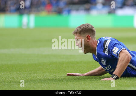 Bielefeld, Deutschland. 03 Mai, 2019. 2. Fussball Bundesliga, Arminia Bielefeld - SC Paderborn 07 32. Spieltag in der Schüco Arena. Bielefeld Torschütze Fabian Klos feiert sein Ziel zu 1-0. Credit: Friso Gentsch/dpa - WICHTIGER HINWEIS: In Übereinstimmung mit den Anforderungen der DFL Deutsche Fußball Liga oder der DFB Deutscher Fußball-Bund ist es untersagt, zu verwenden oder verwendet Fotos im Stadion und/oder das Spiel in Form von Bildern und/oder Videos - wie Foto Sequenzen getroffen haben./dpa/Alamy leben Nachrichten Stockfoto