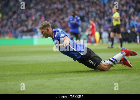 Bielefeld, Deutschland. 03 Mai, 2019. 2. Fussball Bundesliga, Arminia Bielefeld - SC Paderborn 07 32. Spieltag in der Schüco Arena. Bielefeld Torschütze Fabian Klos feiert sein Ziel zu 1-0. Credit: Friso Gentsch/dpa - WICHTIGER HINWEIS: In Übereinstimmung mit den Anforderungen der DFL Deutsche Fußball Liga oder der DFB Deutscher Fußball-Bund ist es untersagt, zu verwenden oder verwendet Fotos im Stadion und/oder das Spiel in Form von Bildern und/oder Videos - wie Foto Sequenzen getroffen haben./dpa/Alamy leben Nachrichten Stockfoto