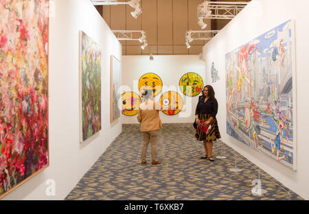 Jakarta, DKI Jakarta, Indonesien. 3. Mai, 2019. Besucher Bilder gesehen, während die Kunst Momente. Kunst Momente Jakarta, ist eine Art Fair am 3. Mai statt - 5 in Jakarta präsentieren über 30 führenden lokalen und internationalen Galerien. Die Messe, die für die Öffentlichkeit zwei Tage ausstellen zeitgenössischer Kunst Werke von namhaften Künstlern wie Banksy, Christine Ay Tjoe, Handiwirman Saputra, Robert Indiana, Fernando Botero, Ju Ming, Kaws, Marc Quinn und Jean Mitchel Othoniel unter anderem eröffnet wurde. Credit: Nicklas Hanoatubun/SOPA Images/ZUMA Draht/Alamy leben Nachrichten Stockfoto