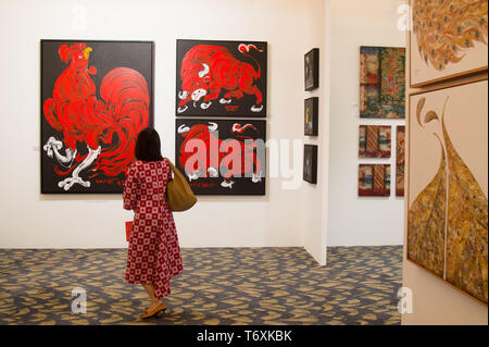 Jakarta, DKI Jakarta, Indonesien. 3. Mai, 2019. Ein Besucher gesehen bewundernde Gemälde während der Art Momente. Kunst Momente Jakarta, ist eine Art Fair am 3. Mai statt - 5 in Jakarta präsentieren über 30 führenden lokalen und internationalen Galerien. Die Messe, die für die Öffentlichkeit zwei Tage ausstellen zeitgenössischer Kunst Werke von namhaften Künstlern wie Banksy, Christine Ay Tjoe, Handiwirman Saputra, Robert Indiana, Fernando Botero, Ju Ming, Kaws, Marc Quinn und Jean Mitchel Othoniel unter anderem eröffnet wurde. Credit: Nicklas Hanoatubun/SOPA Images/ZUMA Draht/Alamy leben Nachrichten Stockfoto