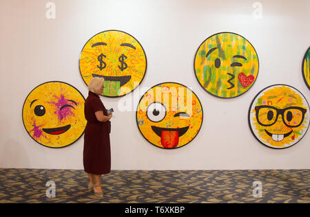 Jakarta, DKI Jakarta, Indonesien. 3. Mai, 2019. Ein Besucher gesehen Mochtar Sarman Kunstwerke bewundern, während die Kunst Momente. Kunst Momente Jakarta, ist eine Art Fair am 3. Mai statt - 5 in Jakarta präsentieren über 30 führenden lokalen und internationalen Galerien. Die Messe, die für die Öffentlichkeit zwei Tage ausstellen zeitgenössischer Kunst Werke von namhaften Künstlern wie Banksy, Christine Ay Tjoe, Handiwirman Saputra, Robert Indiana, Fernando Botero, Ju Ming, Kaws, Marc Quinn und Jean Mitchel Othoniel unter anderem eröffnet wurde. Credit: Nicklas Hanoatubun/SOPA Images/ZUMA Draht/Alamy leben Nachrichten Stockfoto