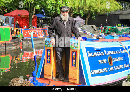 London, UK, 3. Mai 2019. Der Kapitän der "Fische", eine Gemeinschaft, Boot, indem er Hillingdon Narrowboats Association, stellt stolz mit dem Boot. Die Vorbereitungen sind in Klein Venedig für die Canalway Kavalkade, wie eingerichteten Kanal Boote werden langsam in ihre Positionen im Hauptpool verschoben. Die beliebten Feste werden von den Binnenwasserstraßen Verein organisiert und Läuft 4-6.Mai und wird mehr als 100 Boote verfügen über dieses Jahr mit Kanal Boot Pageants, eine beleuchtete Bootsparade, Musik, Bühne und Wassersport in Klein Venedig. Credit: Imageplotter/Alamy leben Nachrichten Stockfoto