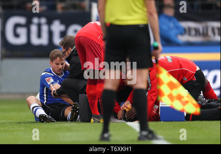 Bielefeld, Deutschland. 03 Mai, 2019. 2. Fussball Bundesliga, Arminia Bielefeld - SC Paderborn 07 32. Spieltag in der Schüco Arena. Der Bielefelder Cedric Brunner (l) hat eine Beule auf seiner Stirn nach einer Kollision mit Jamilu Collins (r) aus Paderborn. Credit: Friso Gentsch/dpa - WICHTIGER HINWEIS: In Übereinstimmung mit den Anforderungen der DFL Deutsche Fußball Liga oder der DFB Deutscher Fußball-Bund ist es untersagt, zu verwenden oder verwendet Fotos im Stadion und/oder das Spiel in Form von Bildern und/oder Videos - wie Foto Sequenzen getroffen haben./dpa/Alamy leben Nachrichten Stockfoto