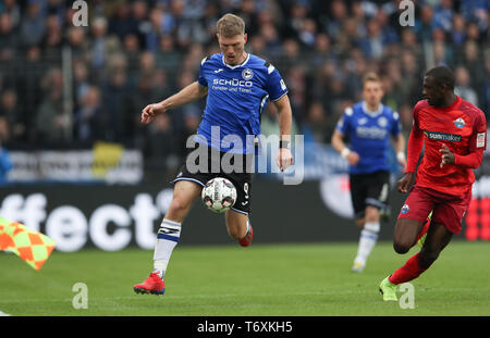 Bielefeld, Deutschland. 03 Mai, 2019. 2. Fussball Bundesliga, Arminia Bielefeld - SC Paderborn 07 32. Spieltag in der Schüco Arena. Der Bielefelder Fabian Klos (l) bekommt den Ball vor Jamilu Collins (r) aus Paderborn. Credit: Friso Gentsch/dpa - WICHTIGER HINWEIS: In Übereinstimmung mit den Anforderungen der DFL Deutsche Fußball Liga oder der DFB Deutscher Fußball-Bund ist es untersagt, zu verwenden oder verwendet Fotos im Stadion und/oder das Spiel in Form von Bildern und/oder Videos - wie Foto Sequenzen getroffen haben./dpa/Alamy leben Nachrichten Stockfoto