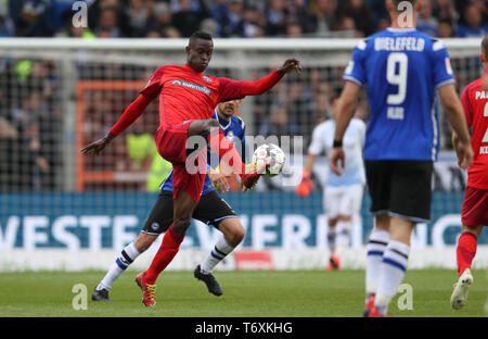 Bielefeld, Deutschland. 03 Mai, 2019. 2. Fussball Bundesliga, Arminia Bielefeld - SC Paderborn 07 32. Spieltag in der Schüco Arena. Babacar Gueye (l) aus Paderborn und schießt den Ball. Credit: Friso Gentsch/dpa - WICHTIGER HINWEIS: In Übereinstimmung mit den Anforderungen der DFL Deutsche Fußball Liga oder der DFB Deutscher Fußball-Bund ist es untersagt, zu verwenden oder verwendet Fotos im Stadion und/oder das Spiel in Form von Bildern und/oder Videos - wie Foto Sequenzen getroffen haben./dpa/Alamy leben Nachrichten Stockfoto