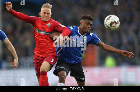 Bielefeld, Deutschland. 03 Mai, 2019. 2. Fussball Bundesliga, Arminia Bielefeld - SC Paderborn 07 32. Spieltag in der Schüco Arena. Der Bielefelder Anderson Lucoqui (r) und Kai Pröger (l) aus Paderborn versuchen, den Ball zu bekommen. Credit: Friso Gentsch/dpa - WICHTIGER HINWEIS: In Übereinstimmung mit den Anforderungen der DFL Deutsche Fußball Liga oder der DFB Deutscher Fußball-Bund ist es untersagt, zu verwenden oder verwendet Fotos im Stadion und/oder das Spiel in Form von Bildern und/oder Videos - wie Foto Sequenzen getroffen haben./dpa/Alamy leben Nachrichten Stockfoto