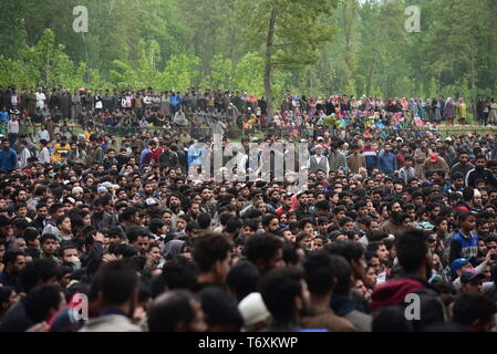 Pulwama, Indien, 3 rde Mai 2019. Kaschmir Dorfbewohner sind gesehen der Trauerzug von lateef Tiger beobachten an seinem Wohnsitz in Dogripora. Tausende von Menschen nehmen an der Beerdigung Prozession von lateef Ahmed Dar Lateef ''Tiger'' alias an seinem Wohnsitz in Dogripora Dorf, südlich von Srinagar. Credit: ZUMA Press, Inc./Alamy leben Nachrichten Stockfoto