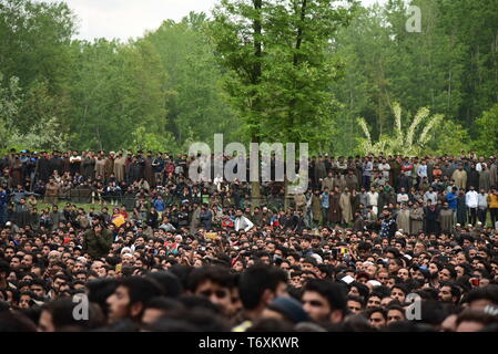 Pulwama, Indien, 3 rde Mai 2019. Kaschmir Dorfbewohner sind gesehen der Trauerzug von lateef Tiger beobachten an seinem Wohnsitz in Dogripora. Tausende von Menschen nehmen an der Beerdigung Prozession von lateef Ahmed Dar Lateef ''Tiger'' alias an seinem Wohnsitz in Dogripora Dorf, südlich von Srinagar. Credit: ZUMA Press, Inc./Alamy leben Nachrichten Stockfoto