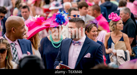 Louisville, KY, USA. 3. Mai, 2019. Mai 3, 2019: Szenen aus Kentucky Eichen Tag an Churchill Downs am 3. Mai 2019 in Louisville, Kentucky. 8 a 560 eEclipse SportswireCSM/Alamy leben Nachrichten Stockfoto