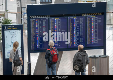 (190503) - STOCKHOLM, Mai 3, 2019 (Xinhua) - Passagiere Flüge überprüfen' Informationen in Stockholm Arlanda Airport in Stockholm, Schweden, am 3. Mai 2019. Der Scandinavian Airlines (SAS) pilot Streik beendet, nachdem eine Vereinbarung spät in der Nacht zum Donnerstag erreicht wurde. Alle Flüge in Schweden, Dänemark und Norwegen werden so bald wie möglich wiederaufnehmen, Schwedische Nachrichten SVT berichtete am Freitag. (Xinhua / Wei Xuechao) Stockfoto