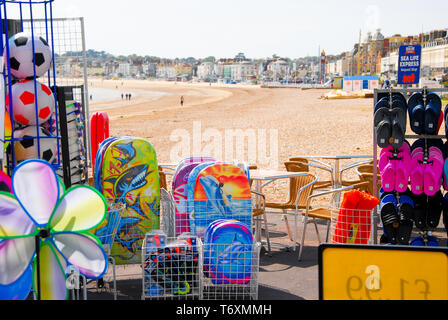 Weymouth. 3. Mai 2019. Strandverkäufer, die ihre Waren, vor der May Bank Holiday Wochenende. Credit: stuart Hartmut Ost/Alamy leben Nachrichten Stockfoto