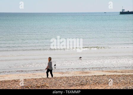 Dorchester, Dorset. 3. Mai 2019. UK Wetter: Menschen Kopf zu sonnigen Weymouth die Bank Holiday Wochenende zu genießen. Credit: stuart Hartmut Ost/Alamy leben Nachrichten Stockfoto