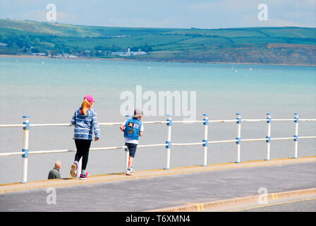 Dorchester, Dorset. 3. Mai 2019. UK Wetter: Menschen Kopf zu sonnigen Weymouth die Bank Holiday Wochenende zu genießen. Credit: stuart Hartmut Ost/Alamy leben Nachrichten Stockfoto