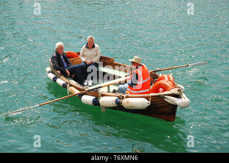 Weymouth. 3. Mai 2019. Ein fährmann Zeilen Menschen über Weymouth Hafen als Bank Holiday Wochenende beginnt. Credit: stuart Hartmut Ost/Alamy leben Nachrichten Stockfoto