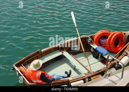 Weymouth. 3. Mai 2019. Ein fährmann in Weymouth Hafen nimmt eine Verschnaufpause vor dem May Bank Holiday Wochenende rush. Credit: stuart Hartmut Ost/Alamy leben Nachrichten Stockfoto