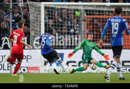 Bielefeld, Deutschland. 03 Mai, 2019. 2. Fussball Bundesliga, Arminia Bielefeld - SC Paderborn 07 32. Spieltag in der Schüco Arena. Bielefelds Reinhold Yabo (2. von links) schießt den Ball auf das Ziel der Torwart Leopold Zingerle (2. von rechts) aus Paderborn. Credit: Friso Gentsch/dpa - WICHTIGER HINWEIS: In Übereinstimmung mit den Anforderungen der DFL Deutsche Fußball Liga oder der DFB Deutscher Fußball-Bund ist es untersagt, zu verwenden oder verwendet Fotos im Stadion und/oder das Spiel in Form von Bildern und/oder Videos - wie Foto Sequenzen getroffen haben./dpa/Alamy leben Nachrichten Stockfoto