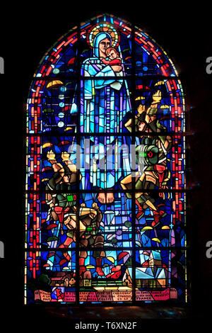 Glasfenster in der Kirche von Sainte-Marie-Eglise zu Ehren des US Fallschirmjäger, die am D-Day in der Normandie, Frankreich landete Stockfoto