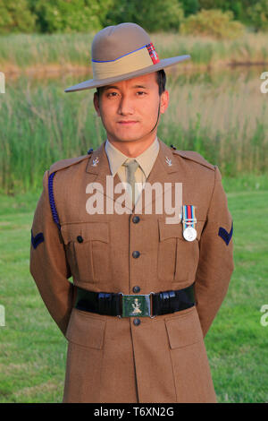 Eine junge gurkha Lanze - Corporal im Full Service Kleid während des Zweiten Weltkriegs gedenken an Pegasus Bridge in Benouville (Normandie), Frankreich Stockfoto