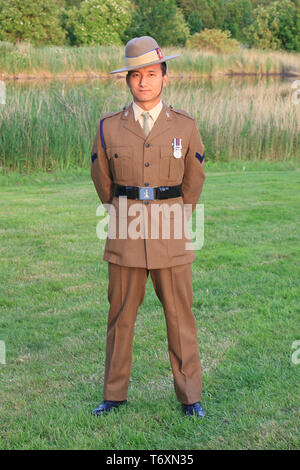 Eine junge gurkha Lanze - Corporal im Full Service Kleid während des Zweiten Weltkriegs gedenken an Pegasus Bridge in Benouville (Normandie), Frankreich Stockfoto