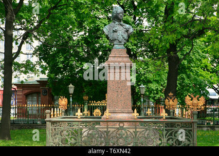 Denkmal des russischen Zaren Peter der Große außerhalb Peter's Cabin in Sankt Petersburg, Russische Föderation Stockfoto