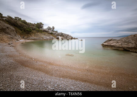 Kleine Bucht von Sveti Blaz (Insel Cres, Kroatien) an einem bewölkten Tag im Frühling Stockfoto