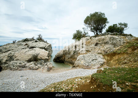 Kleine Bucht von Sveti Blaz (Insel Cres, Kroatien) an einem bewölkten Tag im Frühling Stockfoto