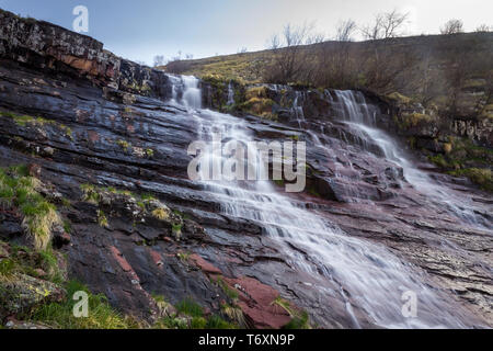 Malerische, bunte, leistungsstarke Mönch springen Wasserfall auf alten Berg, den höchsten in Serbien, Streaming der Dunkle, felsige Klippe Stockfoto