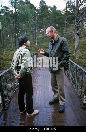 Herzog von Edinburgh zu erklären, Kronprinz Naruhito von Japan, wie Sie arbeiten, auf die Erhaltung der Balmoral Castle Estate, Schottland Stockfoto