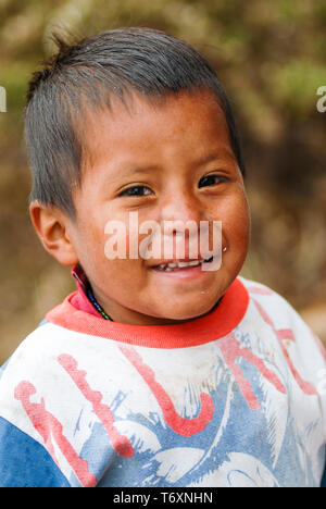 Porträt einer Tarahumara indische Kinder in den Copper Canyon. März 03, 2010 - Kupfer Canyon - Sierra Madre, Chihuahua, Mexiko, Südamerika Stockfoto