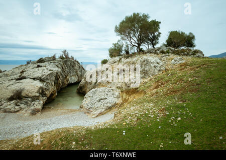 Kleine Bucht von Sveti Blaz (Insel Cres, Kroatien) an einem bewölkten Tag im Frühling Stockfoto