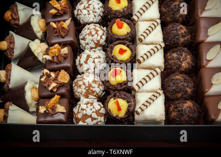 Kleine Kuchen auf dem Teller, in der Nähe Stockfoto