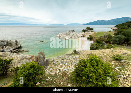 Kleine Bucht von Sveti Blaz (Insel Cres, Kroatien) an einem bewölkten Tag im Frühling Stockfoto