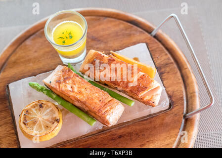 Gegrillter Lachs Stockfoto