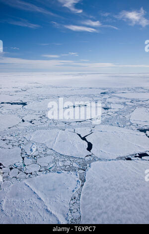 Luftaufnahme von Meereis in der russischen Arktis, Reise zum Nordpol an Bord der russischen Eisbrecher Yamal. Stockfoto
